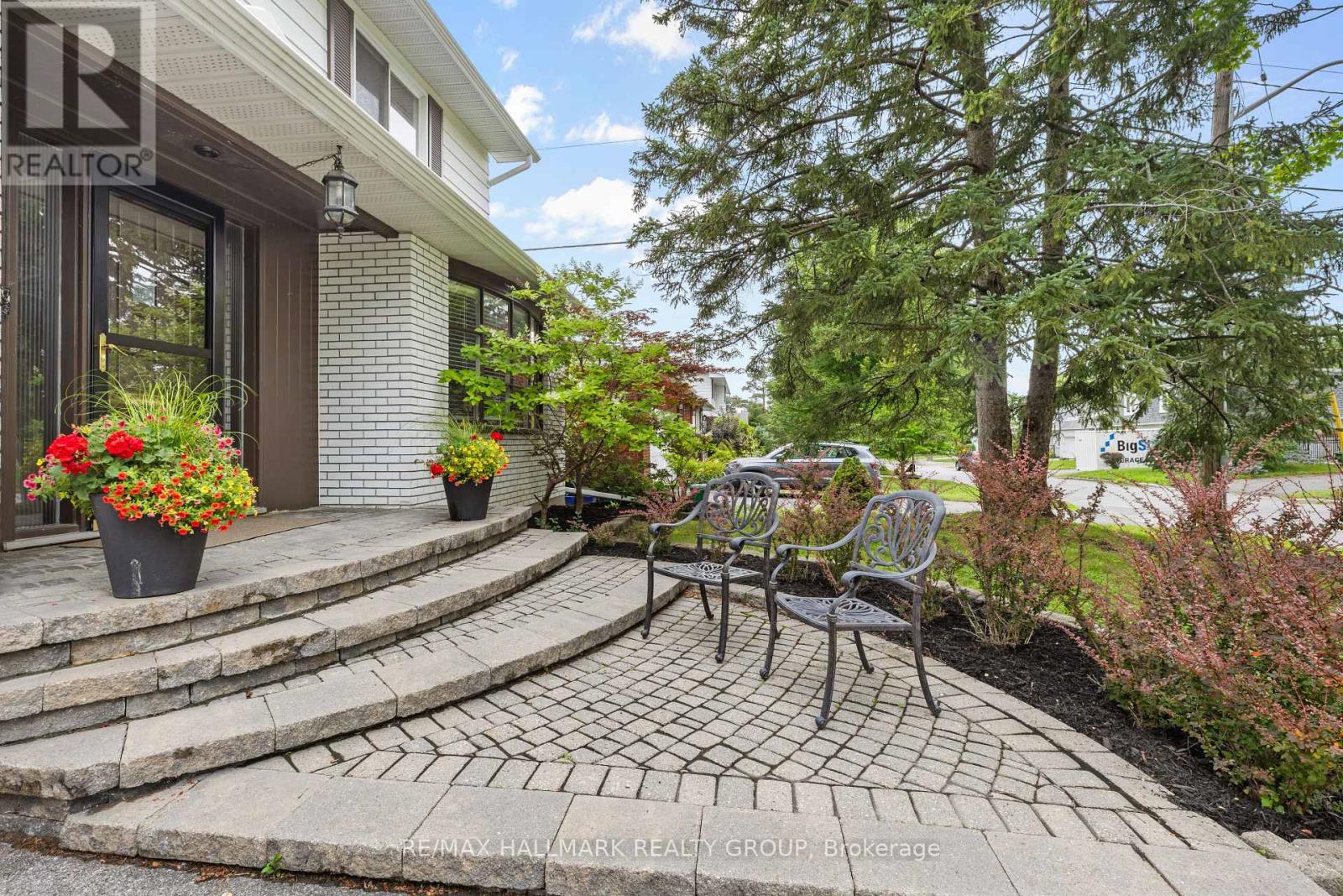 932 DRESDEN CRESCENT - 2