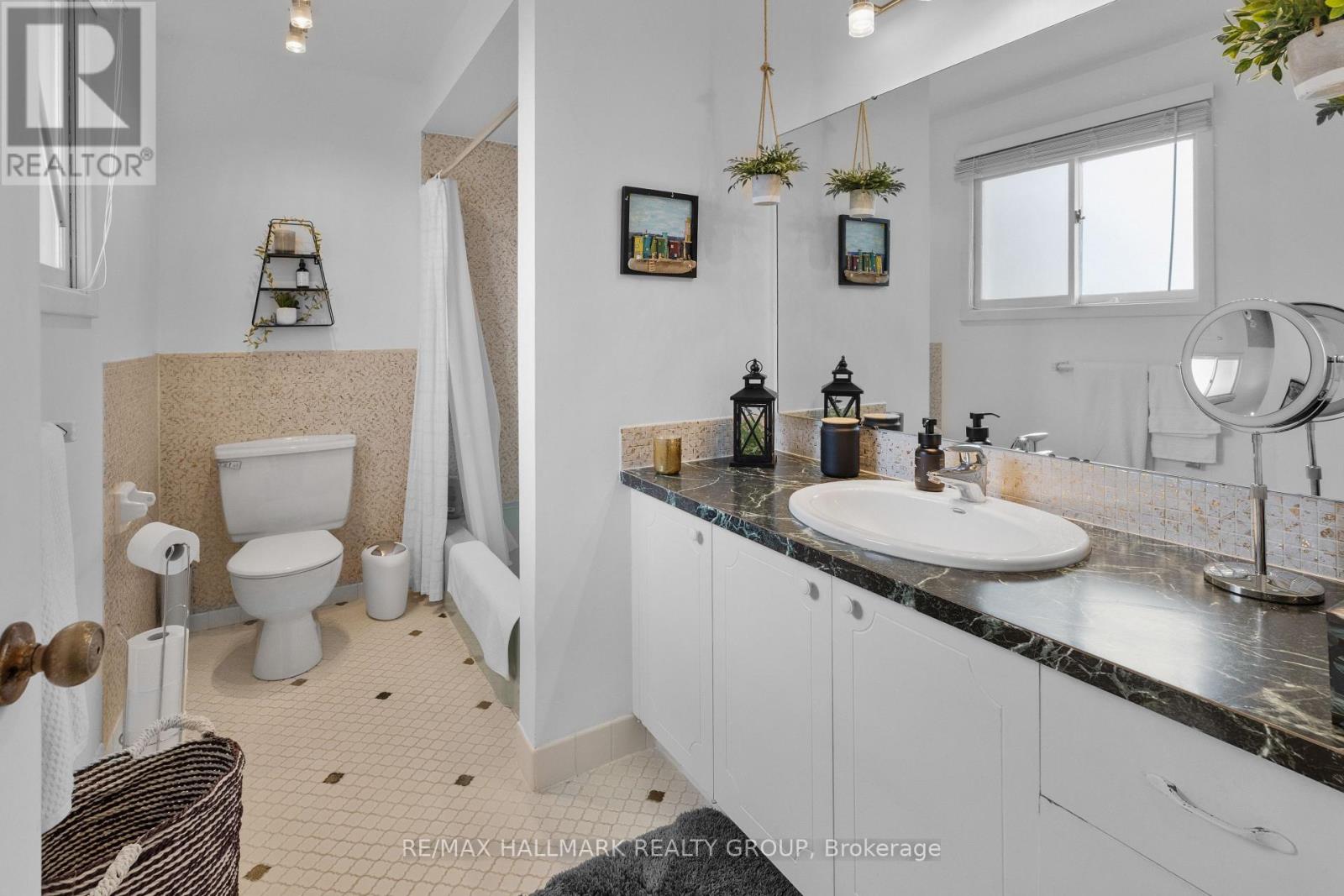 932 DRESDEN CRESCENT - 24