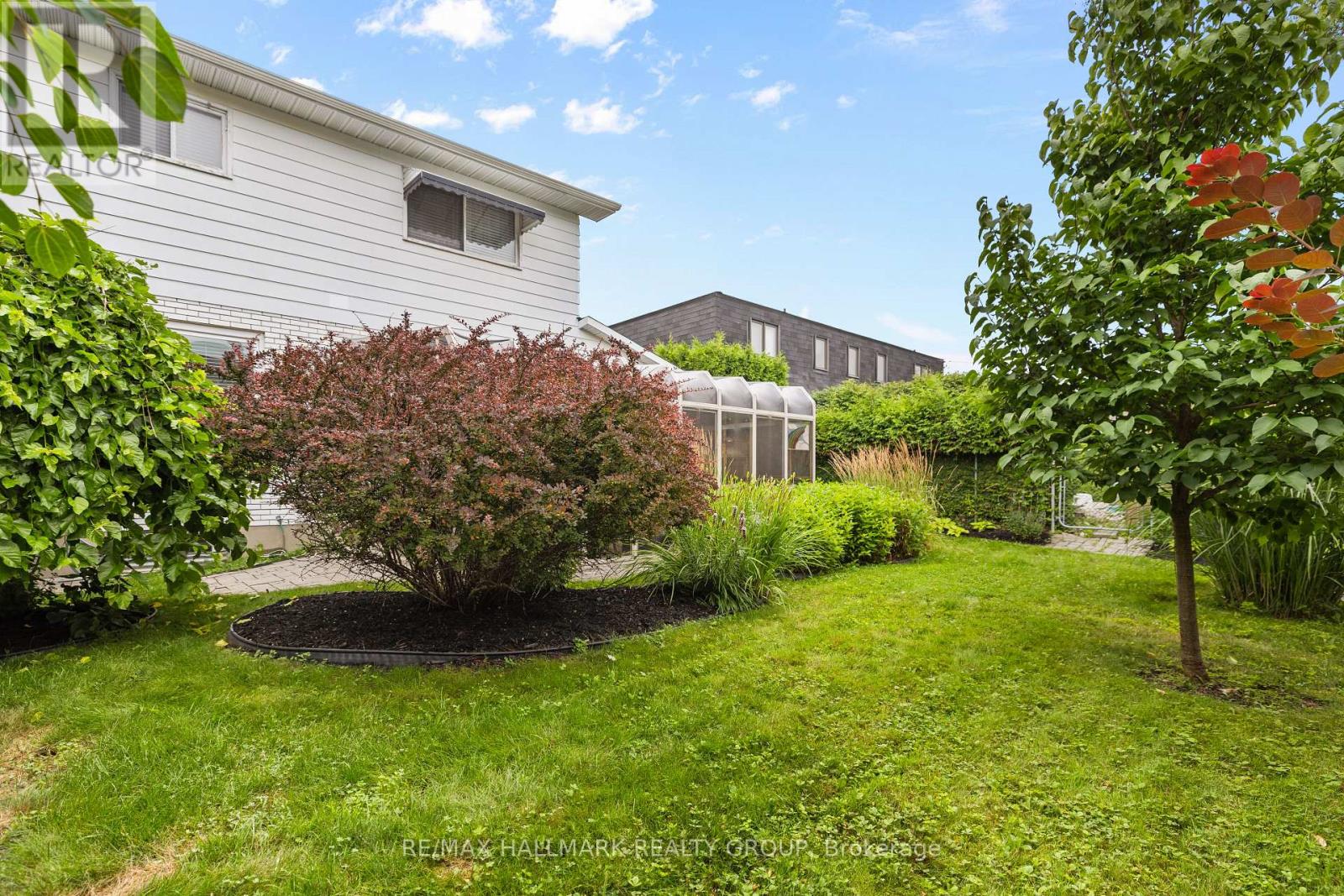 932 DRESDEN CRESCENT - 48
