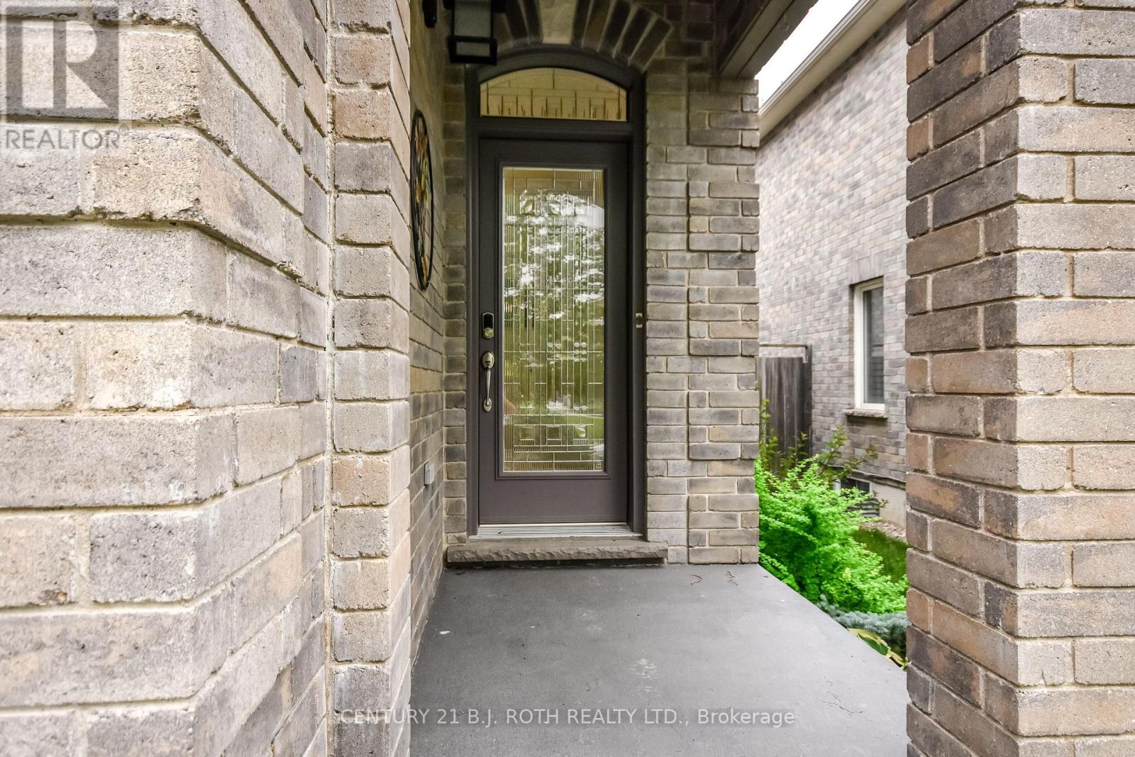 20 FALCON CRESCENT - 2