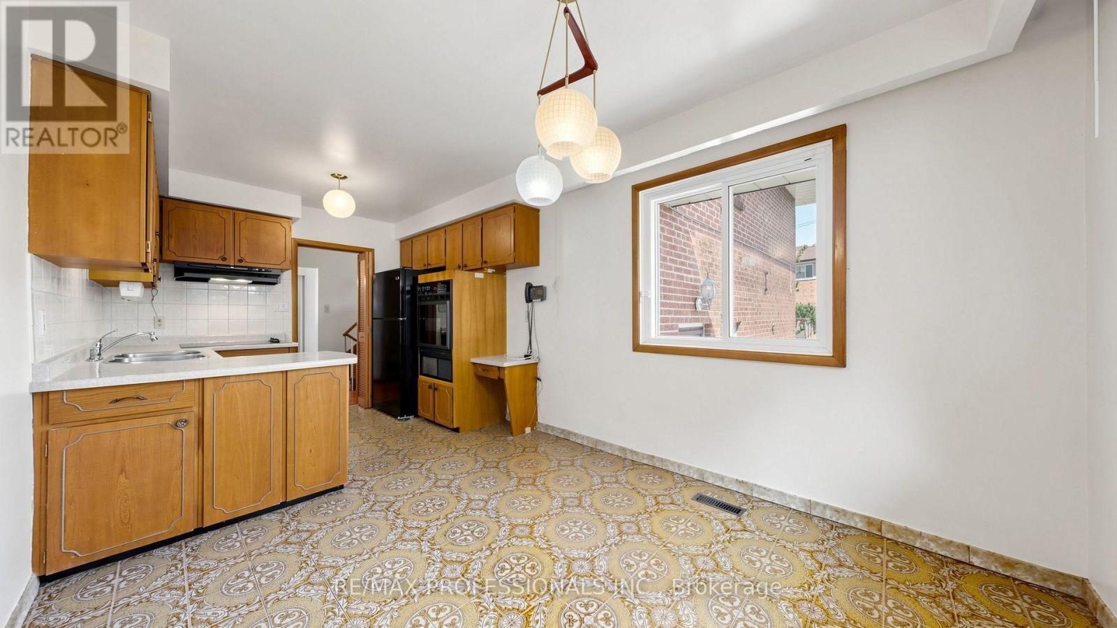 26 WOODCREST DRIVE - 12