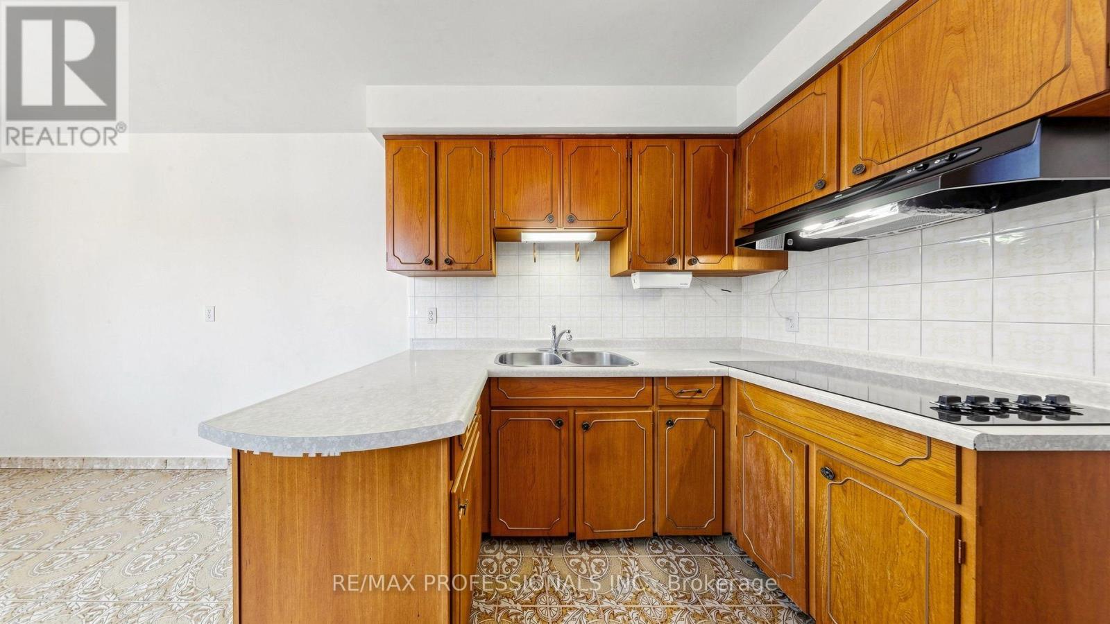 26 WOODCREST DRIVE - 13