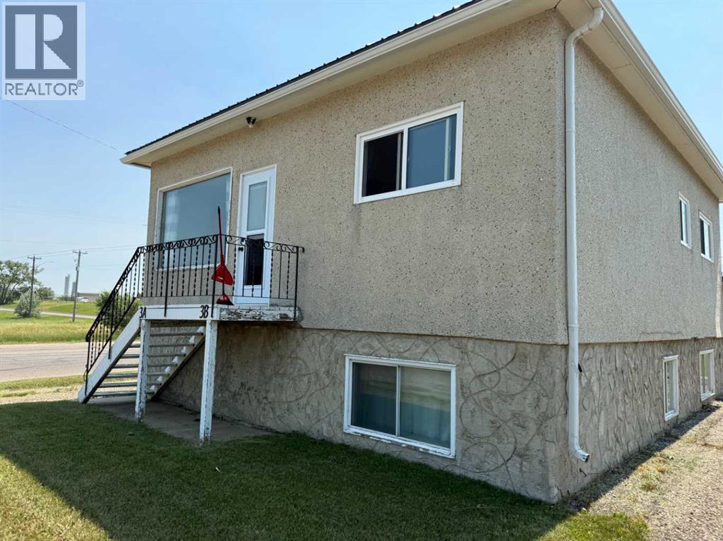 3 Oak Avenue W - 1