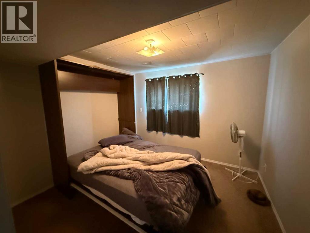 3 Oak Avenue W - 25