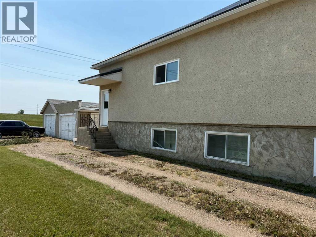 3 Oak Avenue W - 3