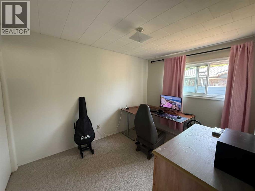 3 Oak Avenue W - 5