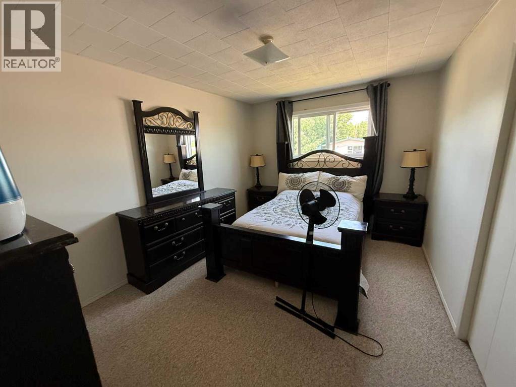 3 Oak Avenue W - 6