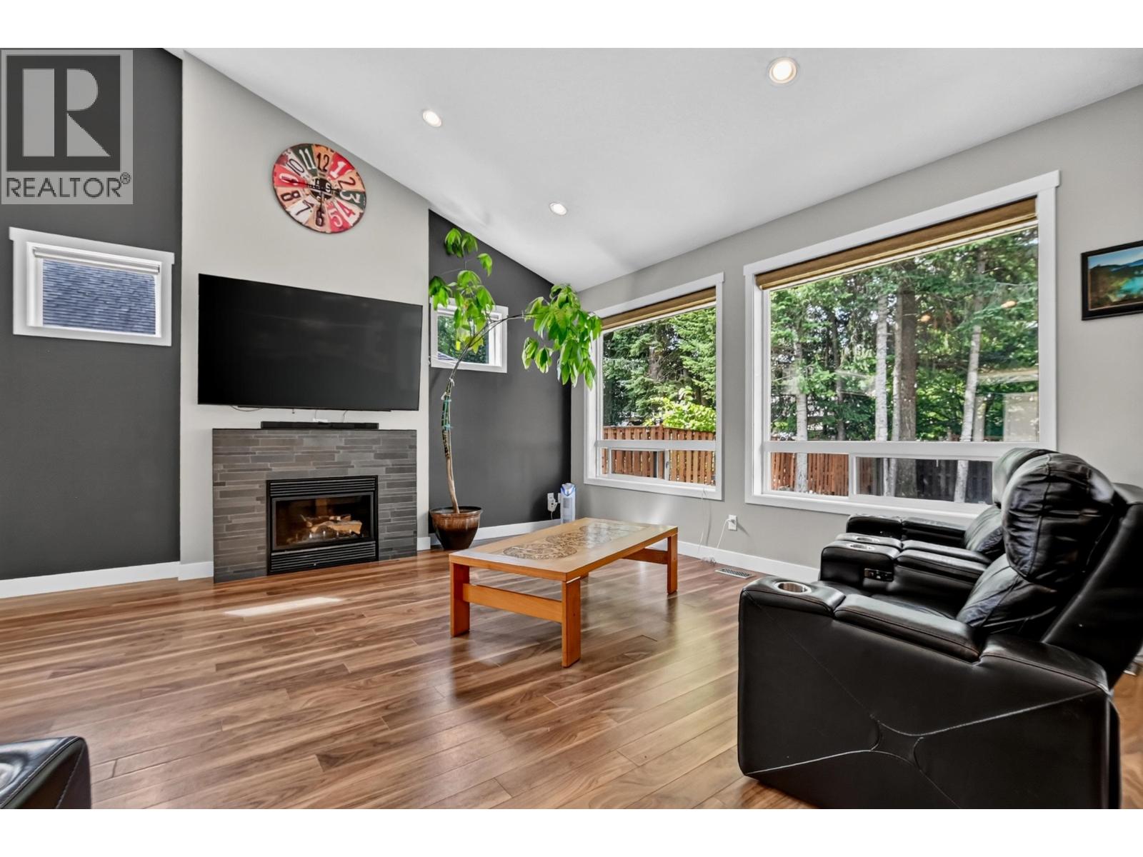 7557 LOEDEL CRESCENT - 8