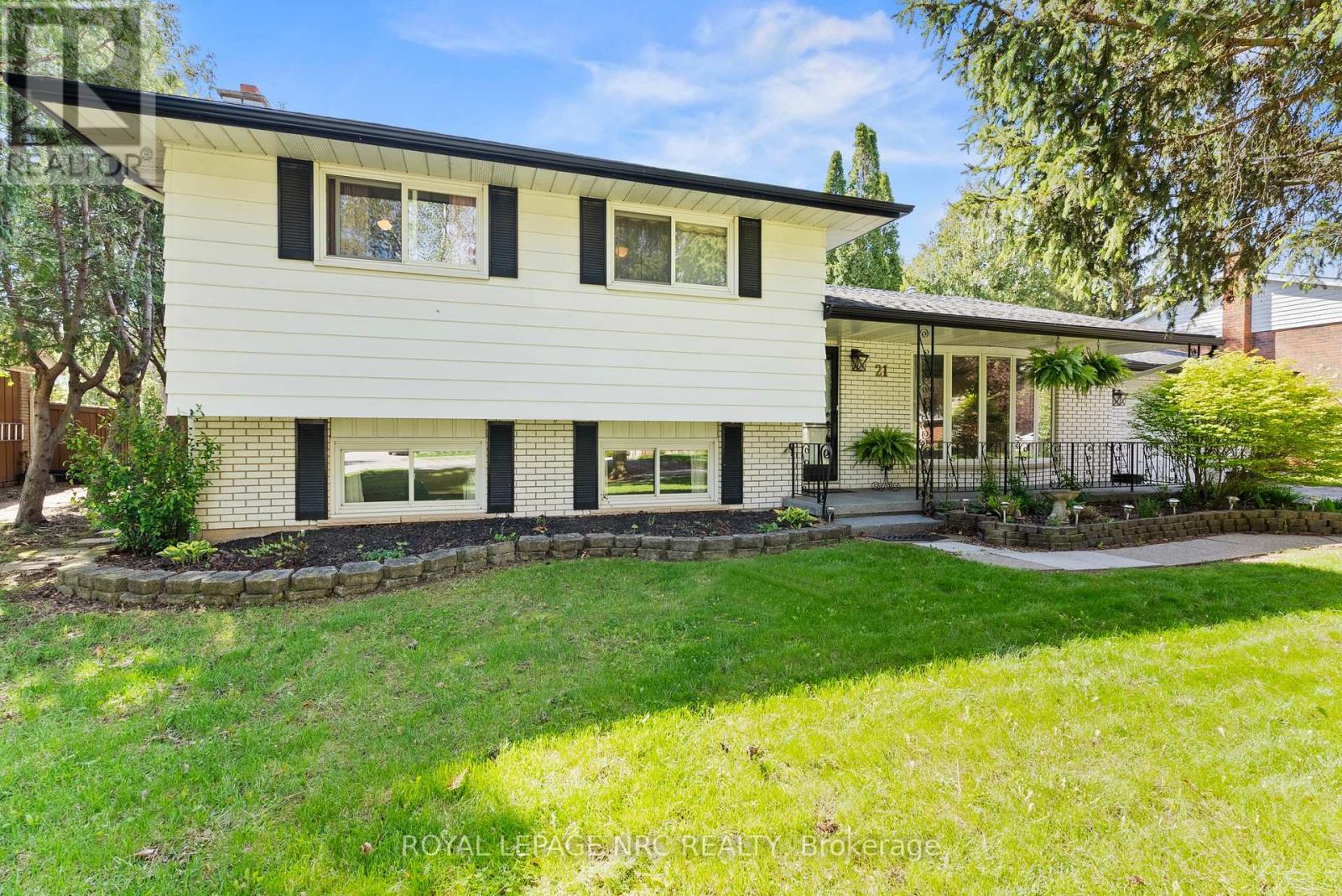 21 UPPER CANADA DRIVE - 1
