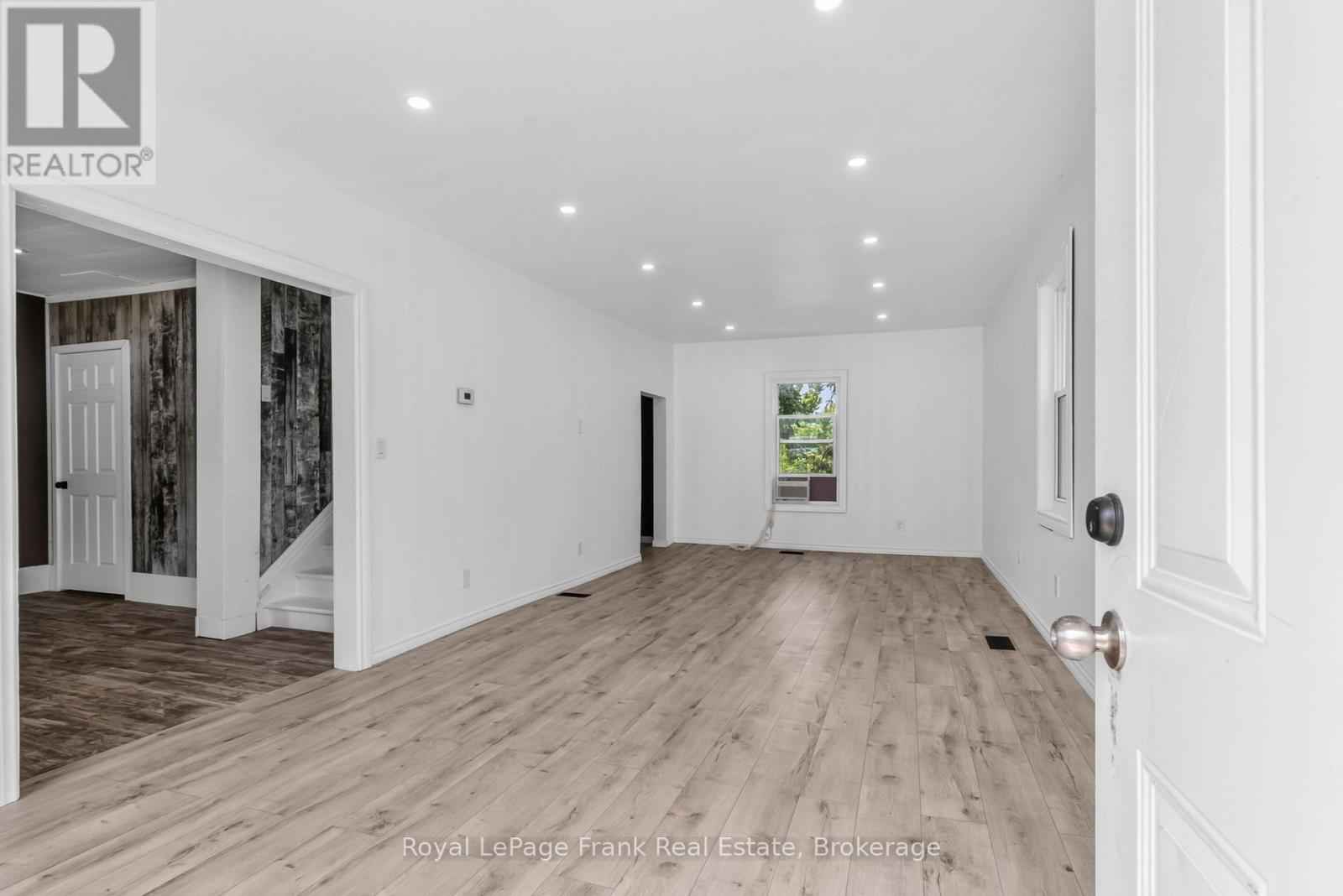174 ELGIN STREET - 2