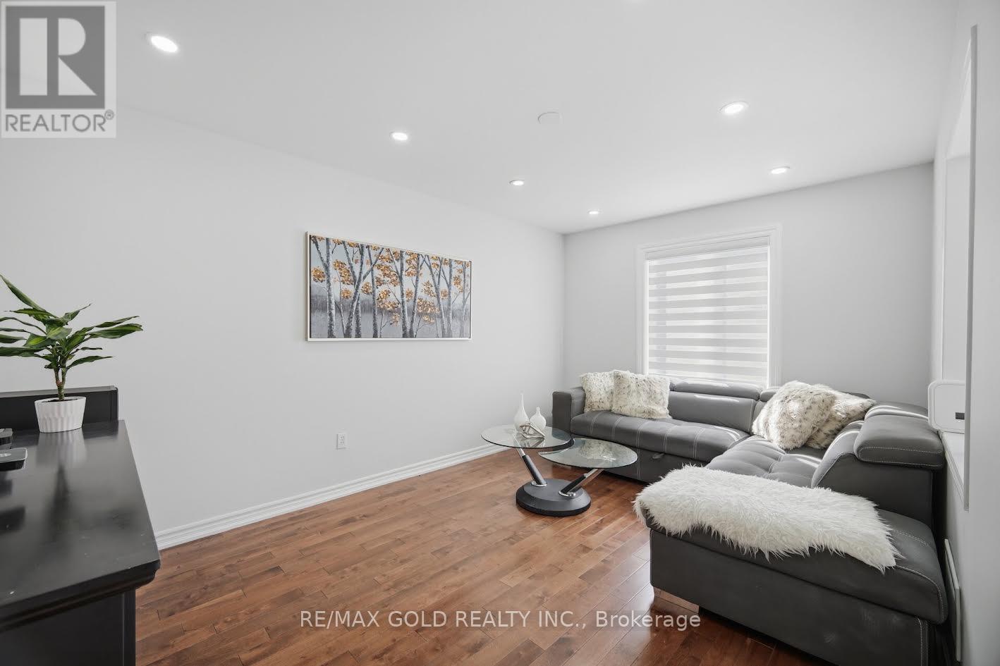 61 SAINTSBURY CRESCENT - 20