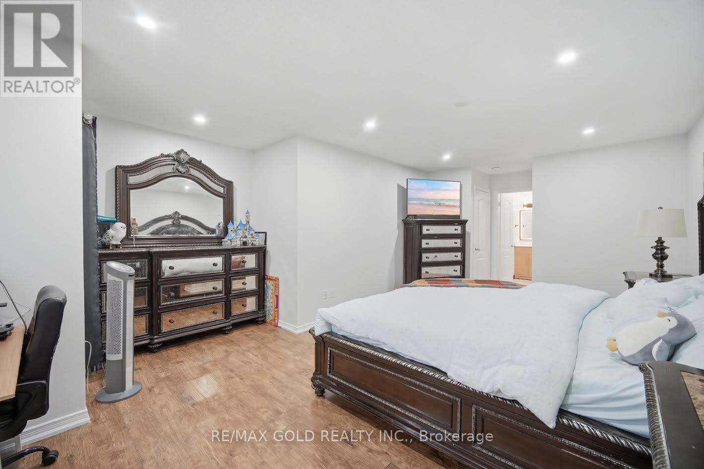 61 SAINTSBURY CRESCENT - 27