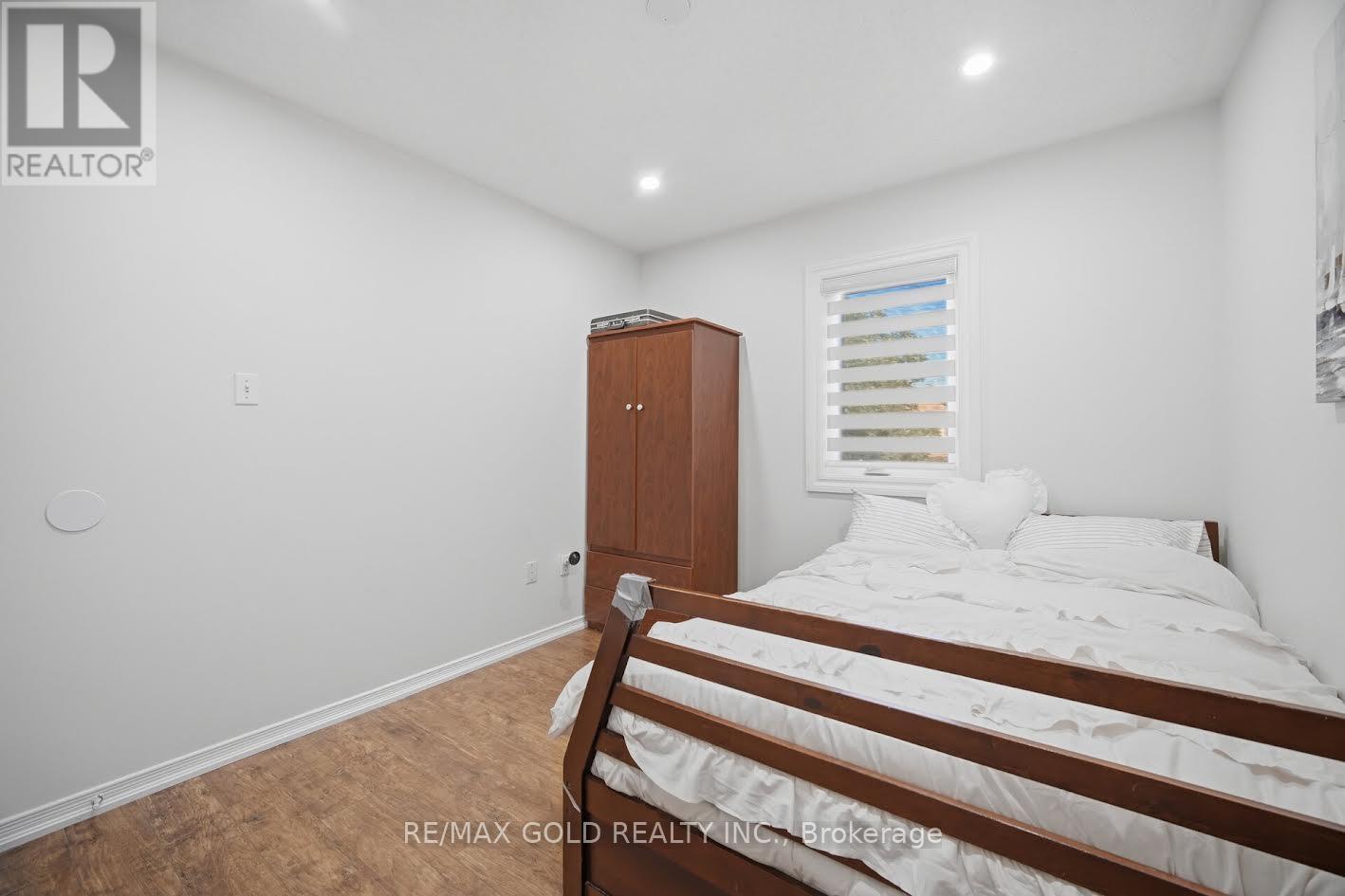 61 SAINTSBURY CRESCENT - 32