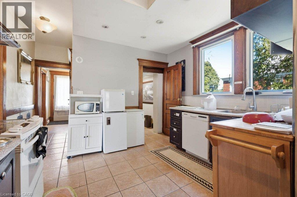1798 KING Street E - 13
