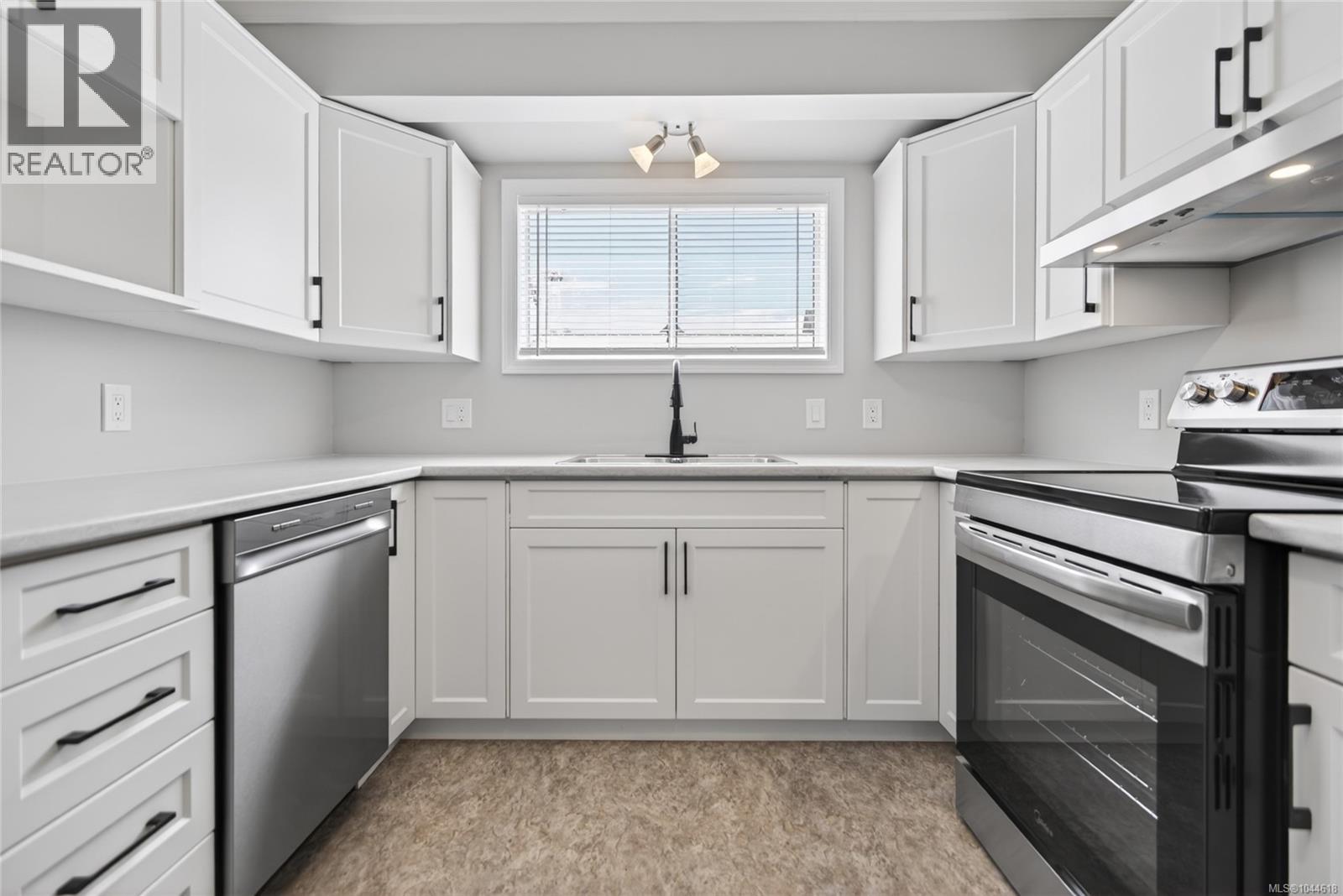 1377 Ocean View Ave - Image 24