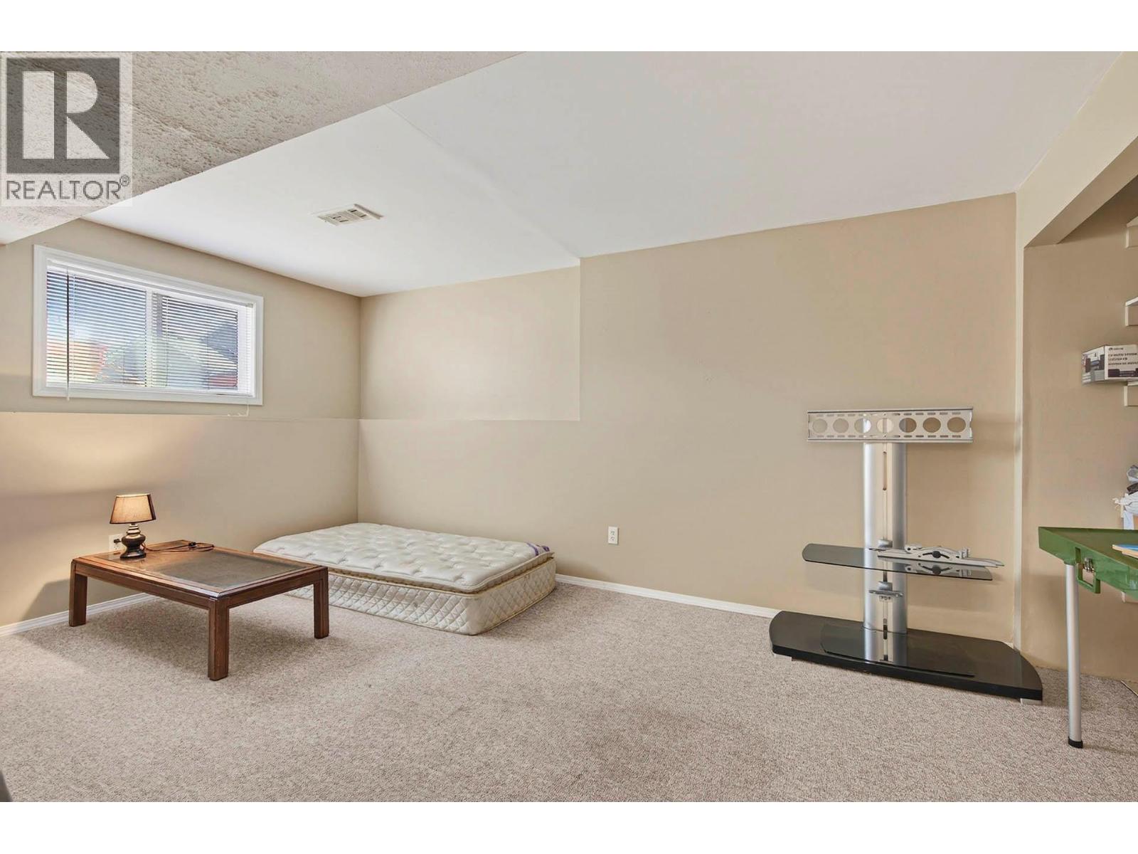 562 PINE Street - 25