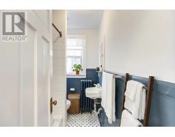 18 Edgewood Avenue, Toronto, ON M4L3E6 Photo 17