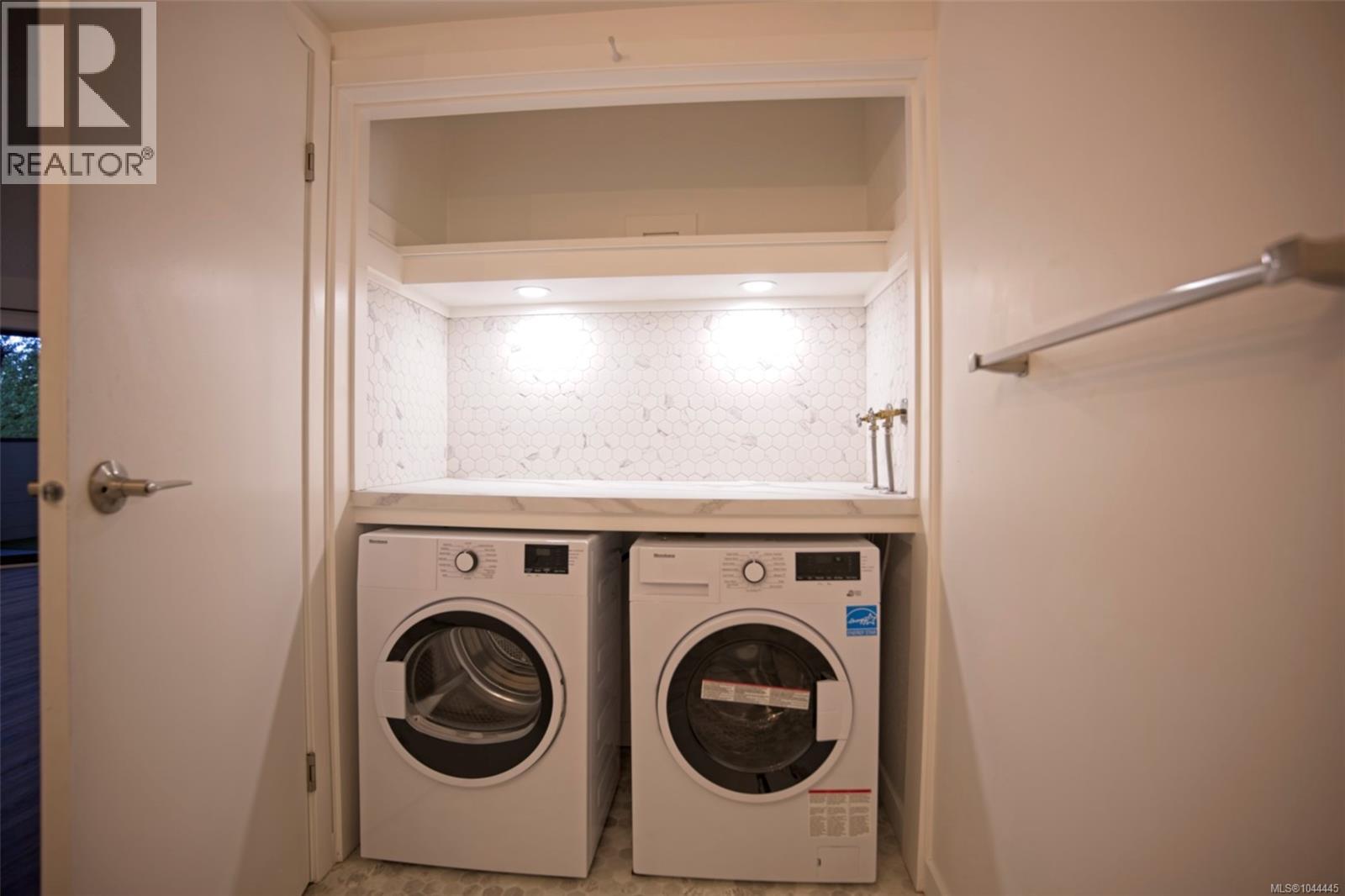 #205 75 Gorge Rd W - 17