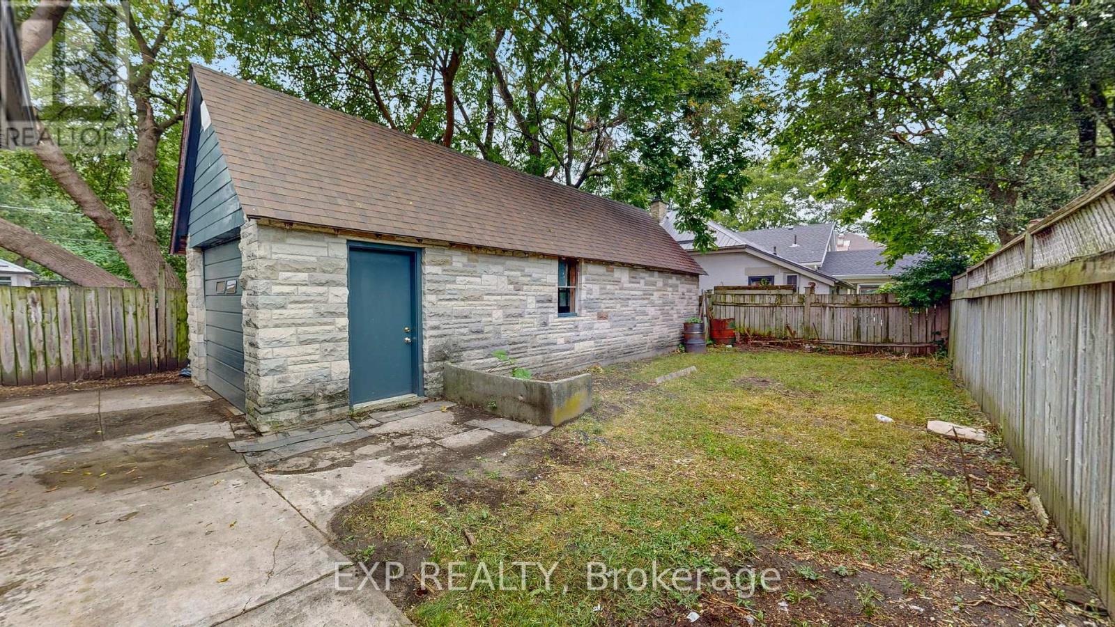 686 ELIAS STREET - 34