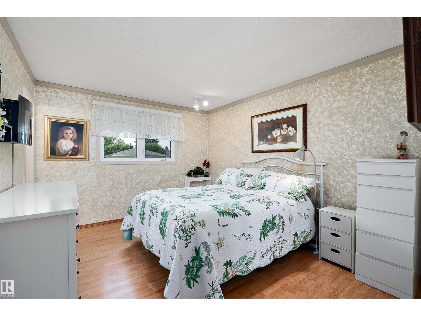 10972 35 AV NW - 22