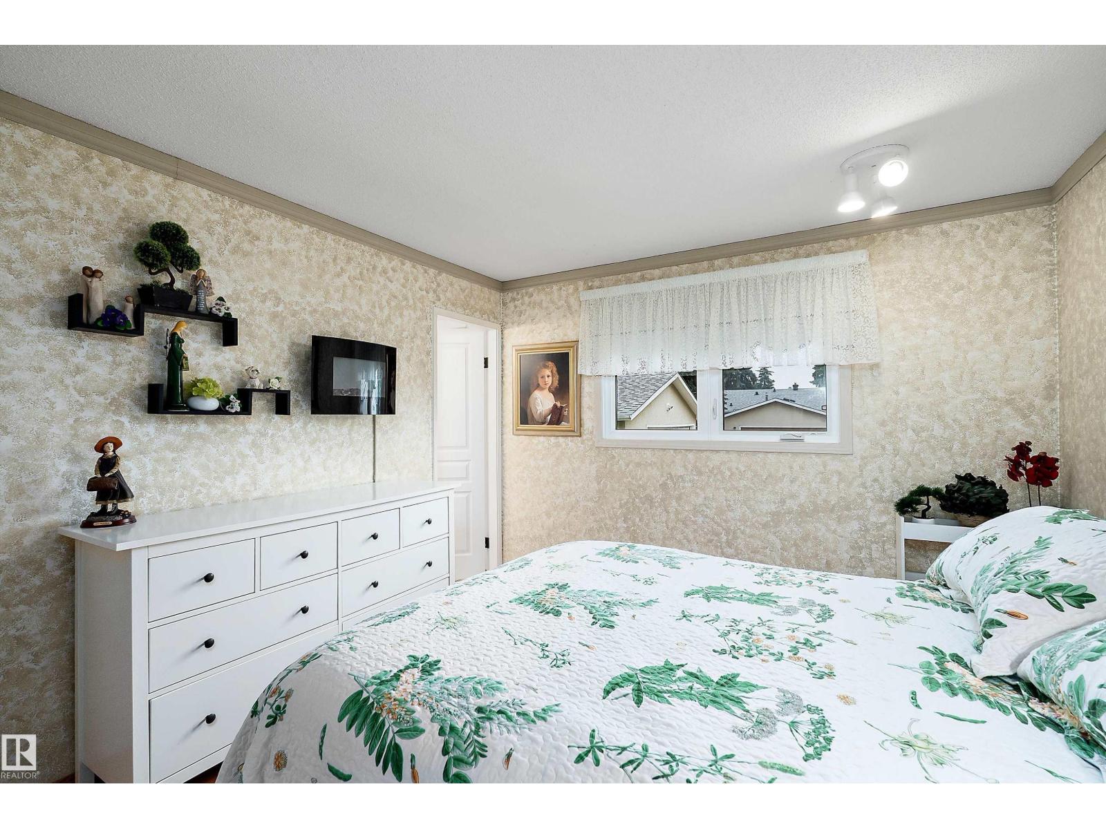10972 35 AV NW - 23