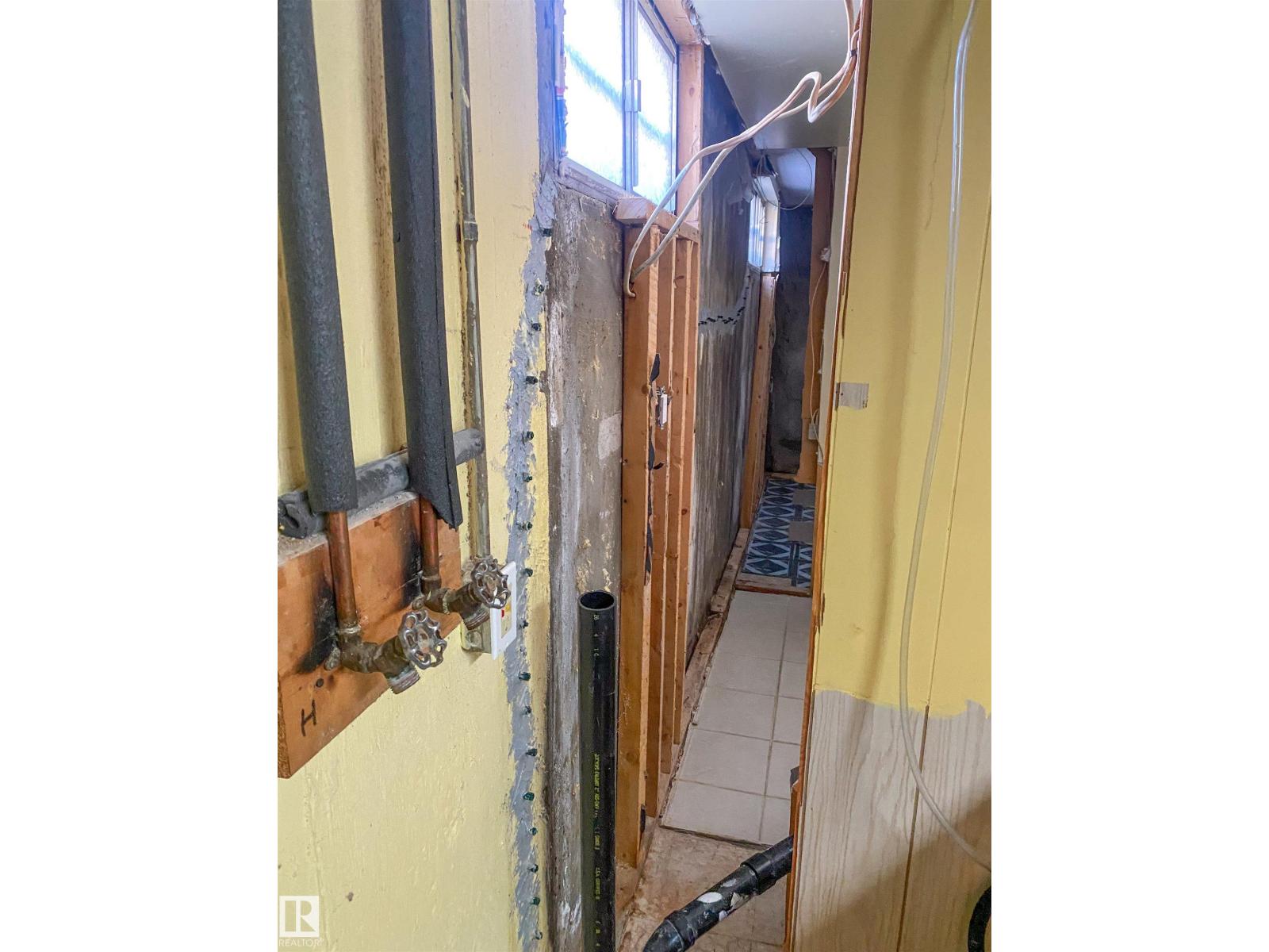 10972 35 AV NW - 44