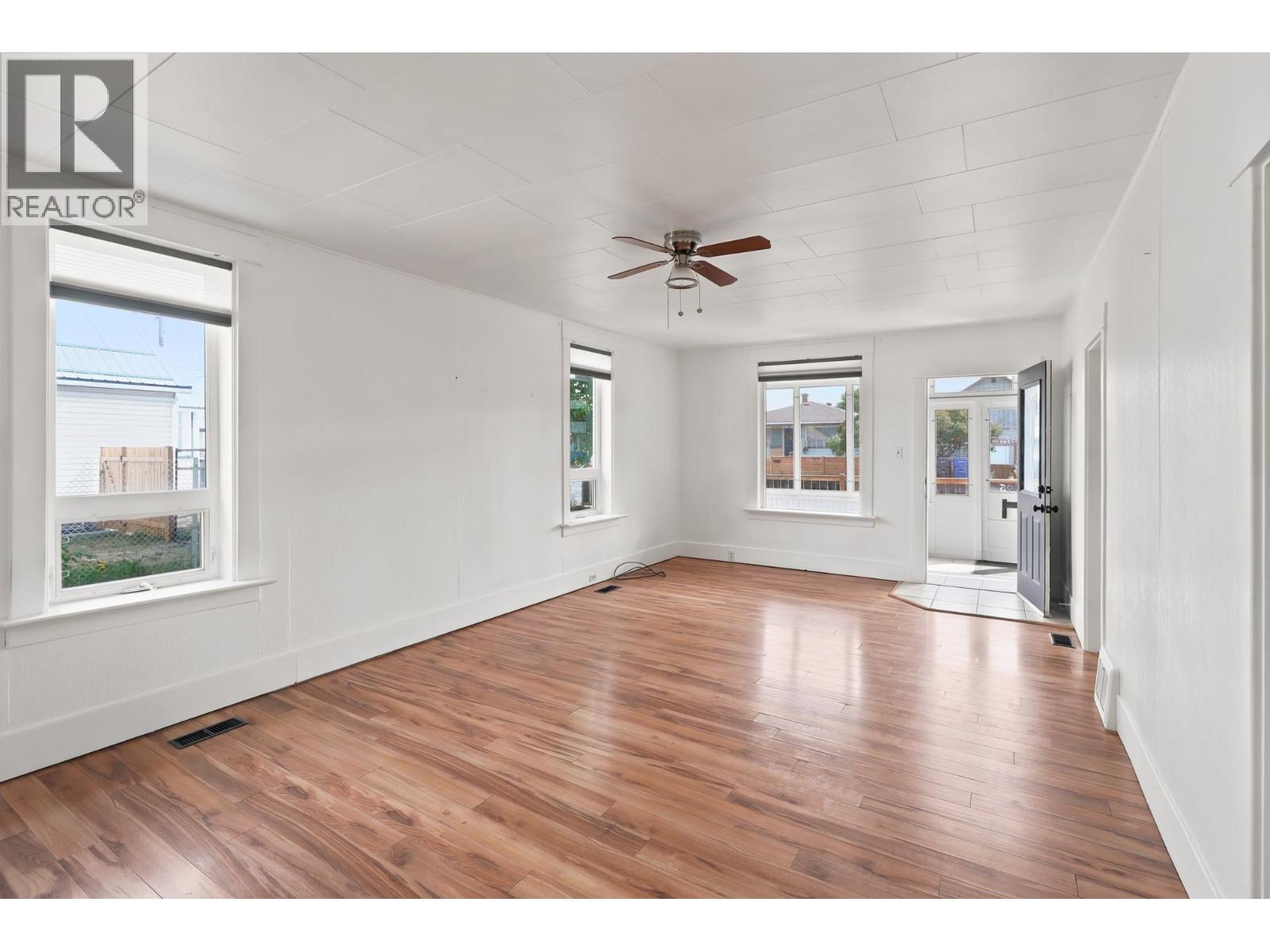 225 14 Avenue N - 11