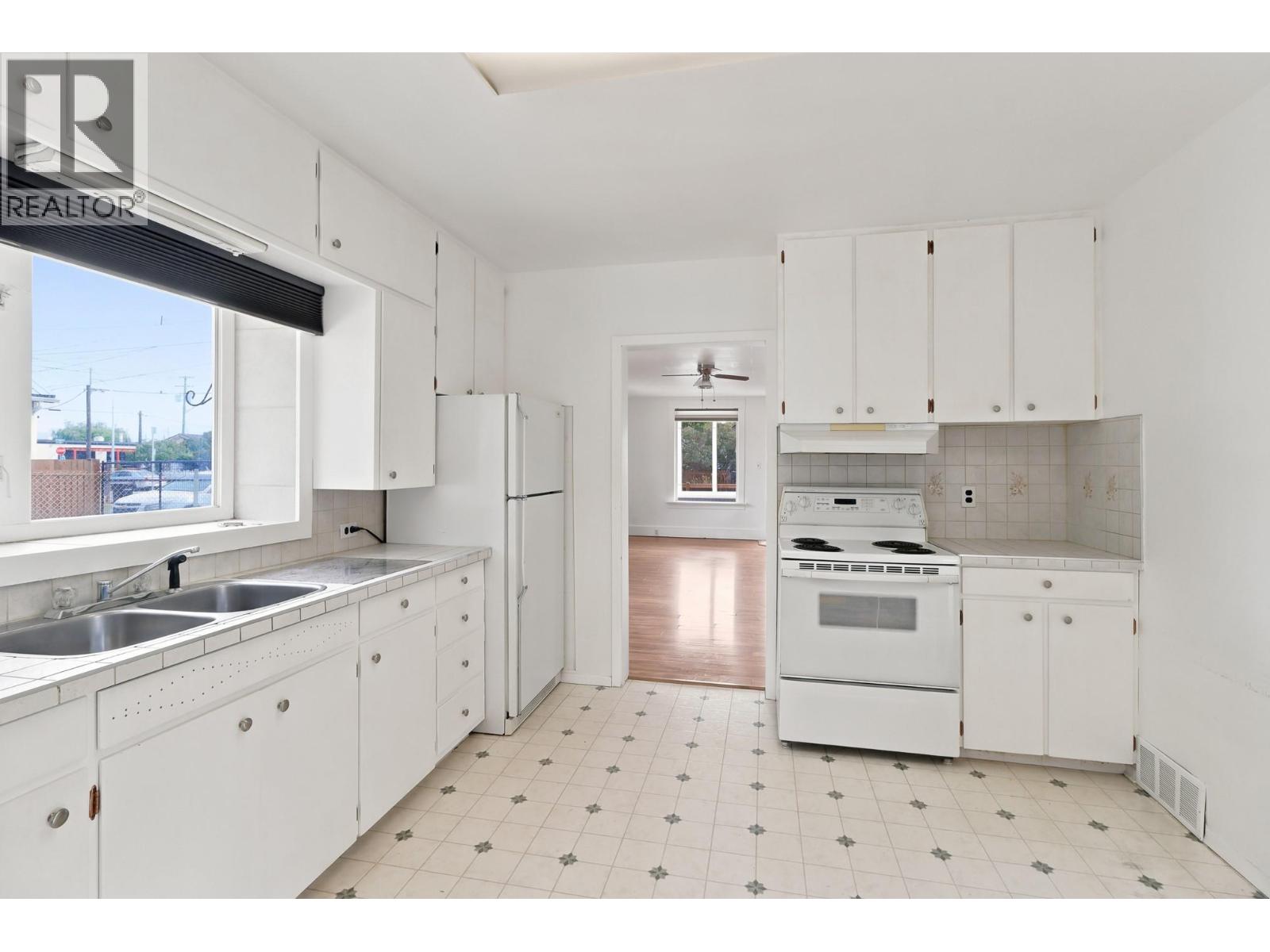 225 14 Avenue N - 17