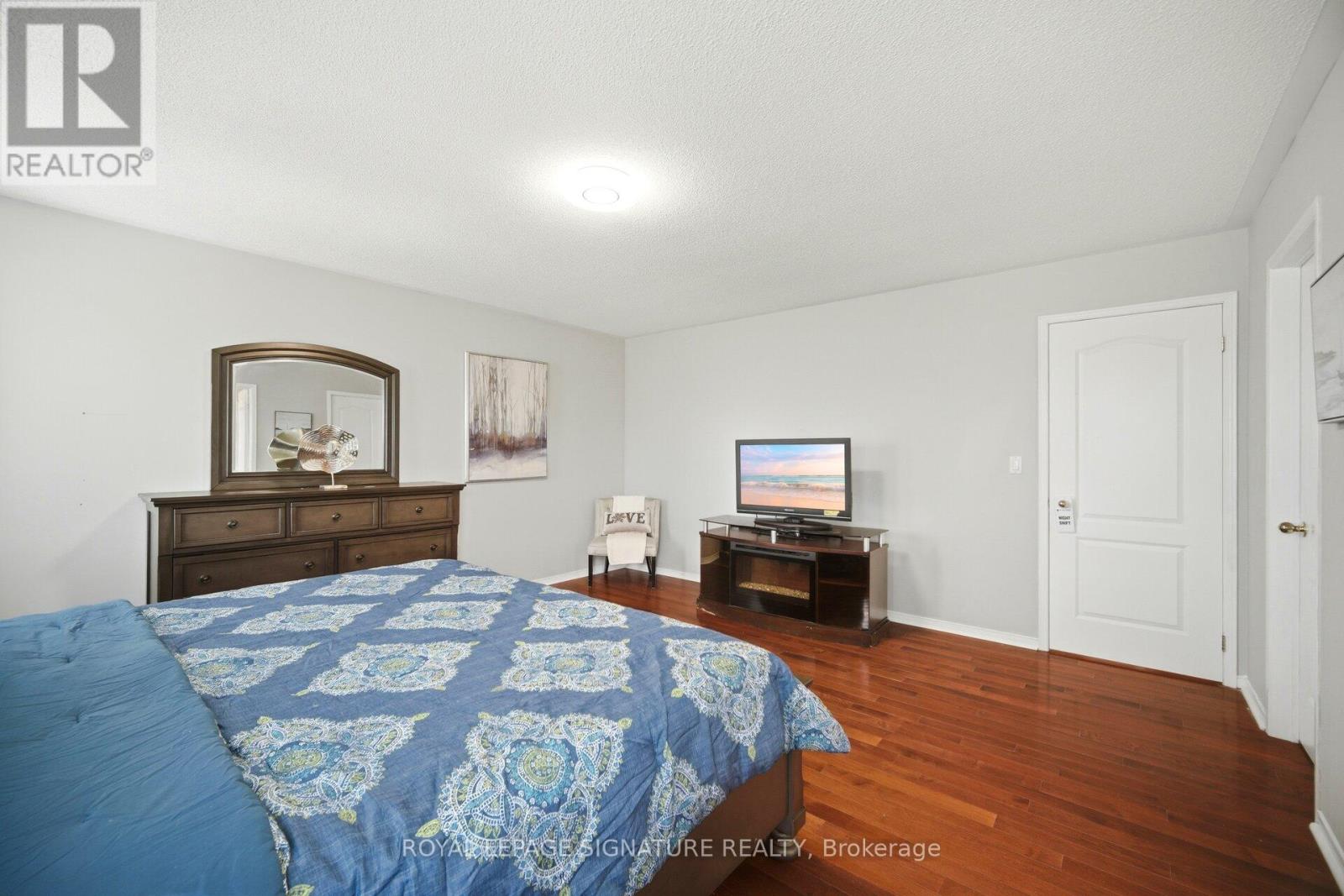 34 NINA PLACE N - 24
