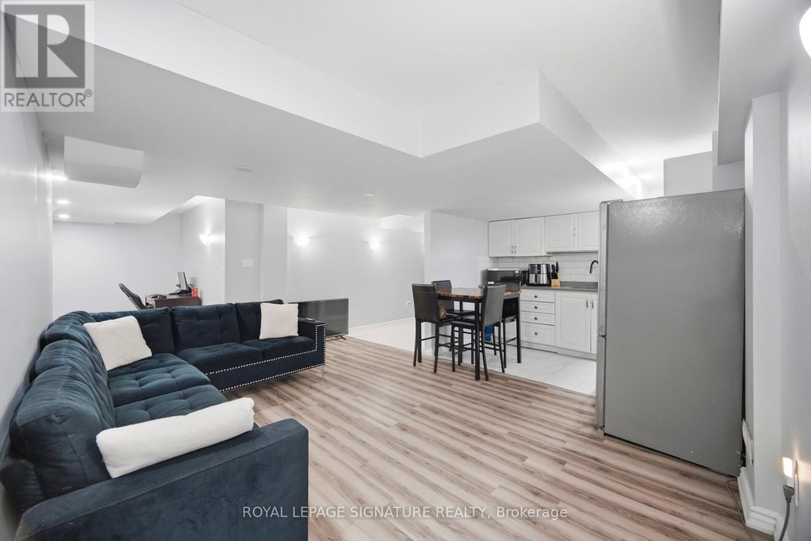 34 NINA PLACE N - 37