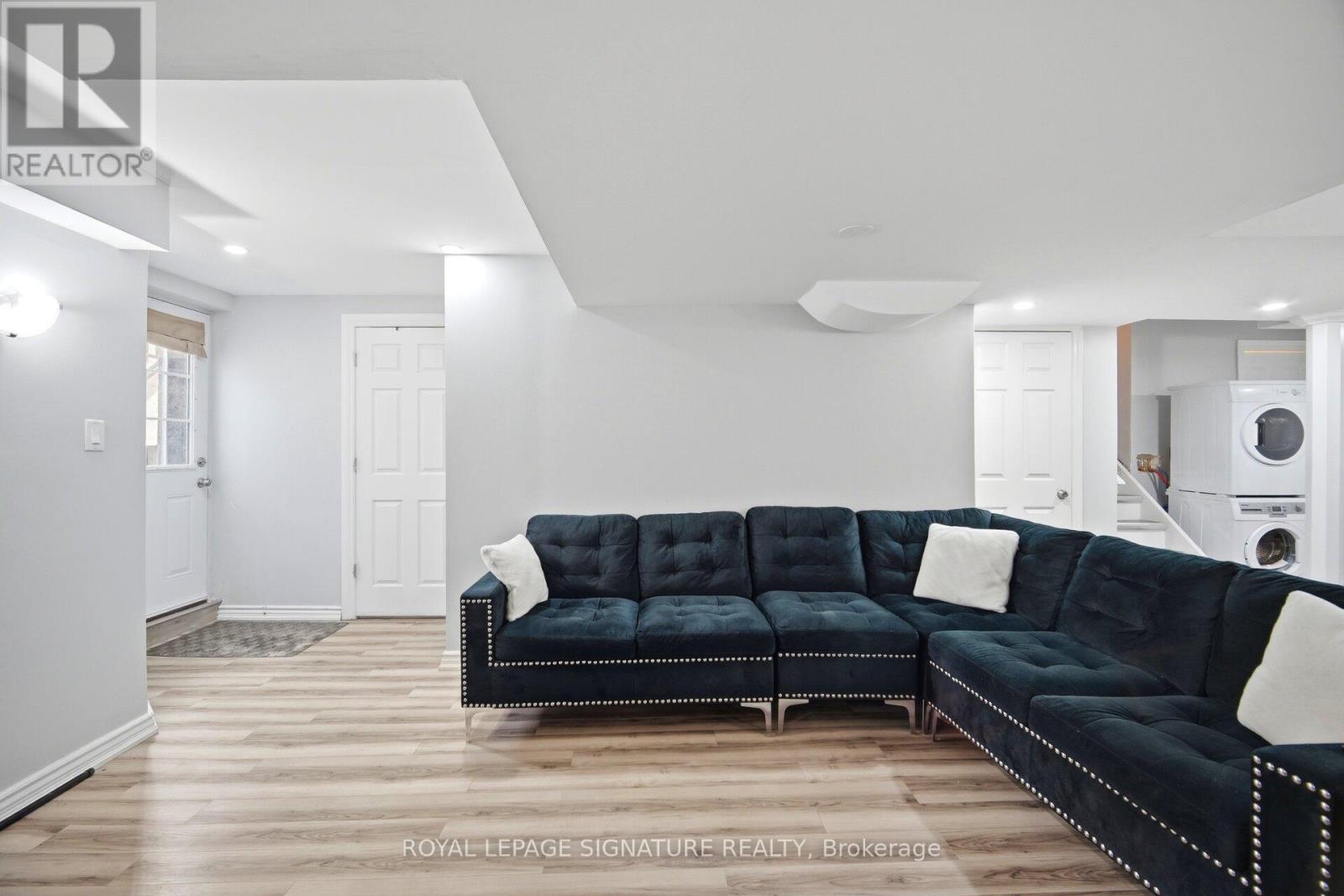 34 NINA PLACE N - 38