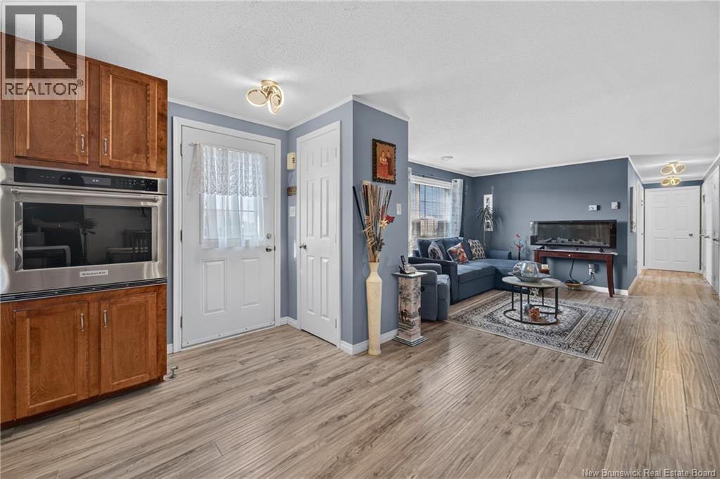 98 Hayward - Image 23
