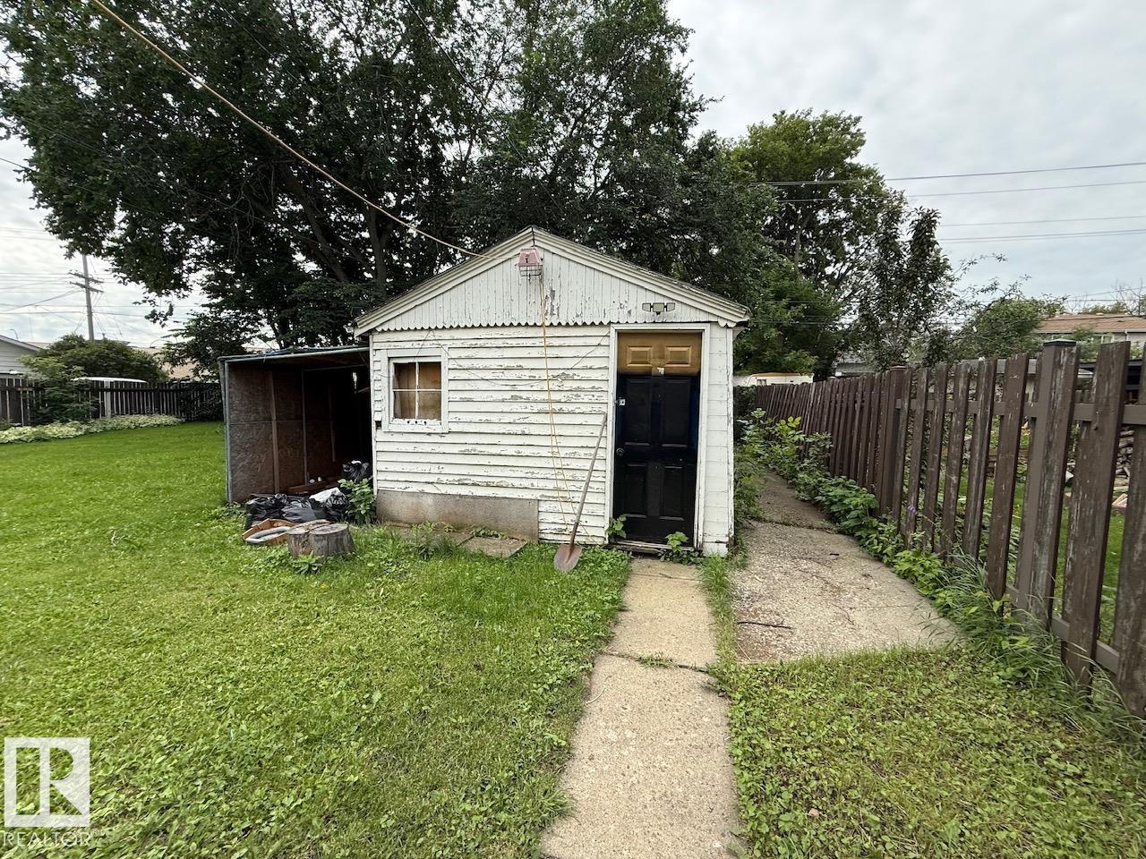 7607 83 AV NW - 10