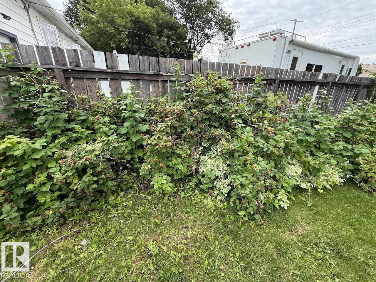 7607 83 AV NW - 11