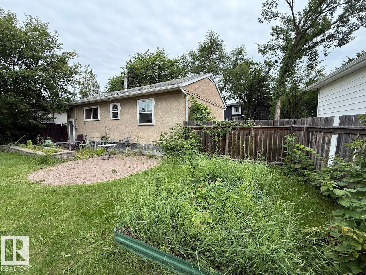 7607 83 AV NW - 12