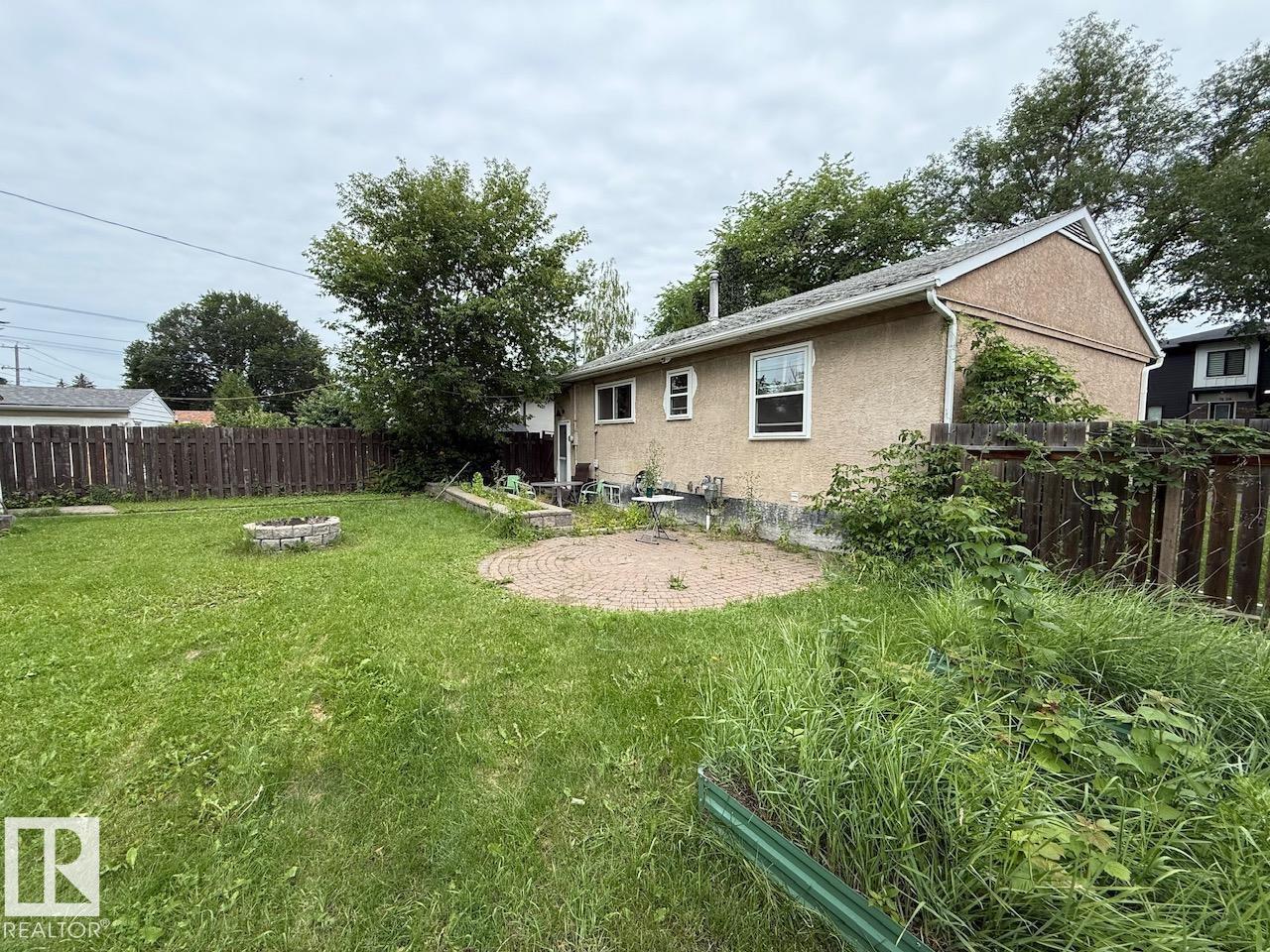 7607 83 AV NW - 13