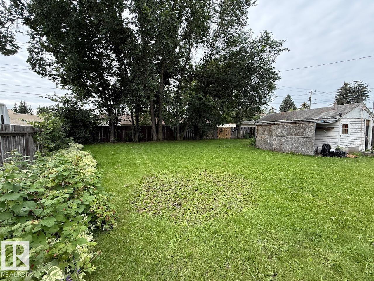 7607 83 AV NW - 16