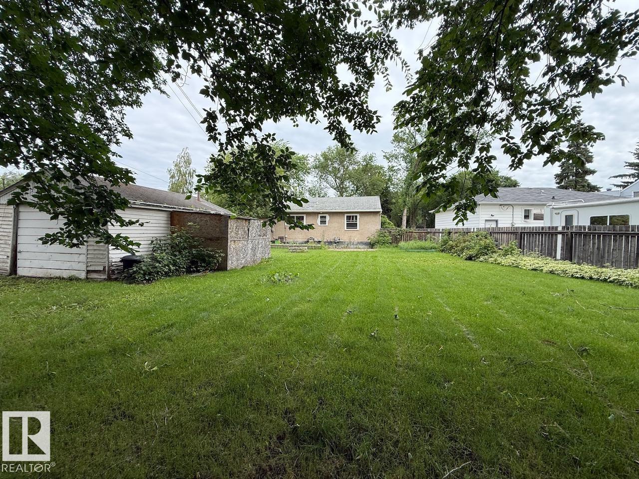 7607 83 AV NW - 21