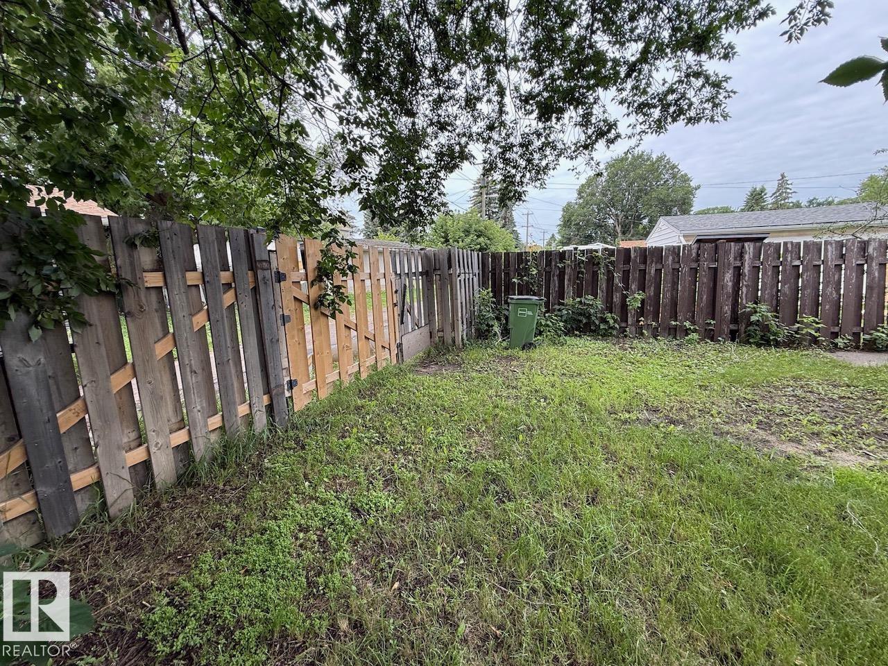 7607 83 AV NW - 22