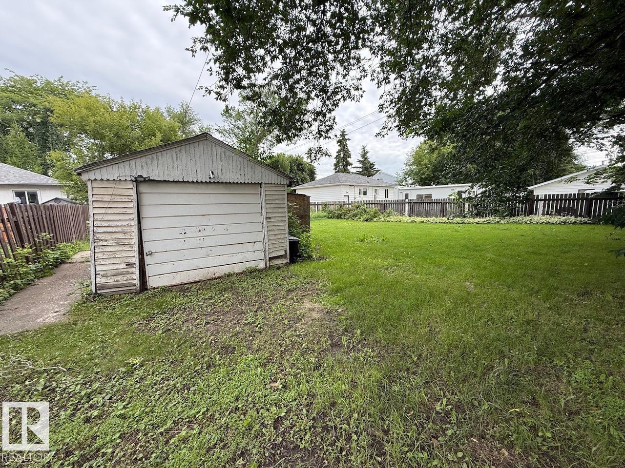7607 83 AV NW - 24