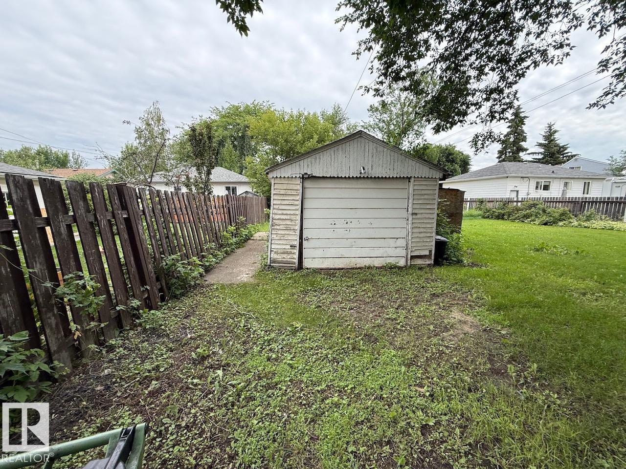 7607 83 AV NW - 25