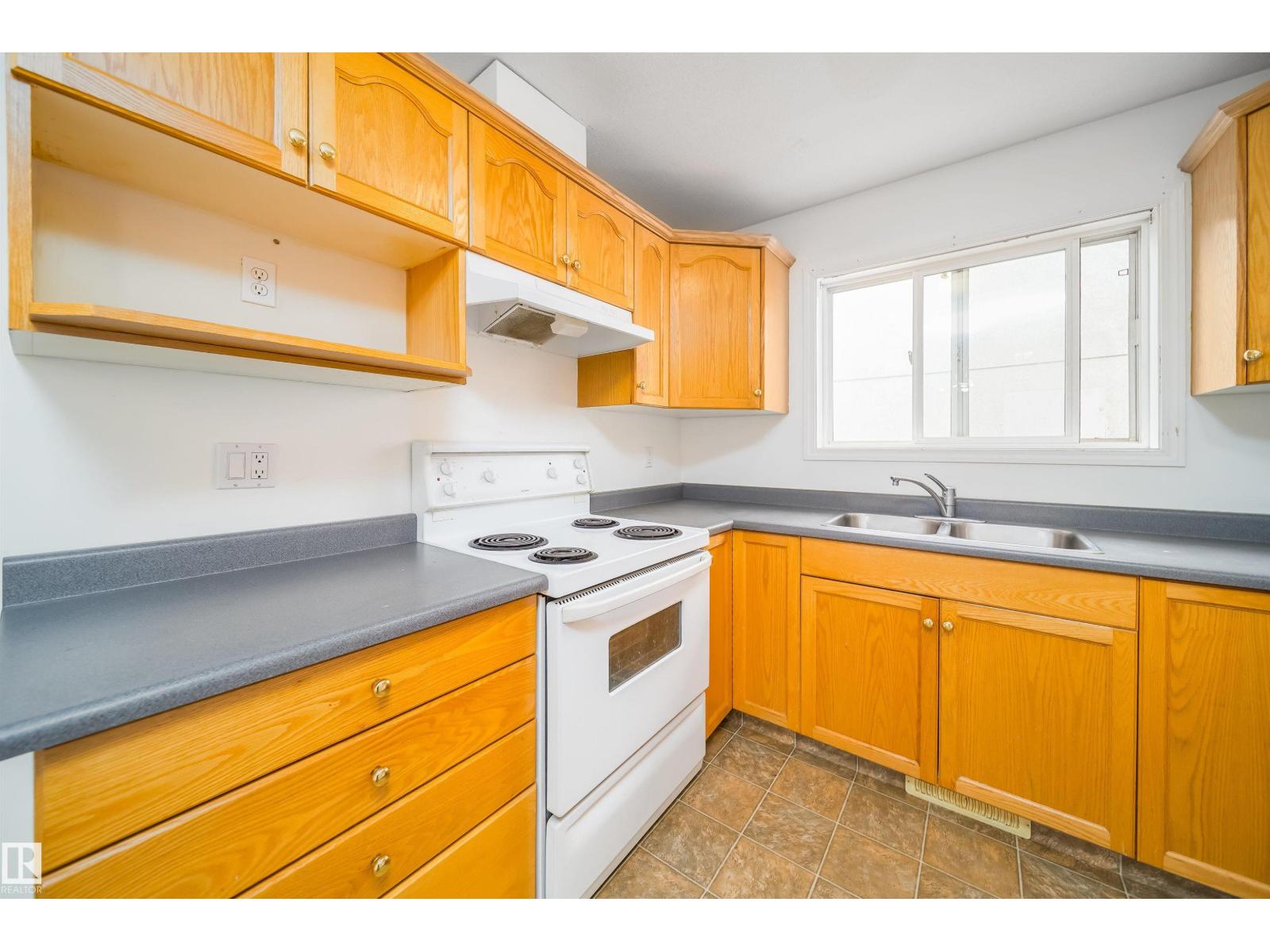12041/43 67 ST NW - 15