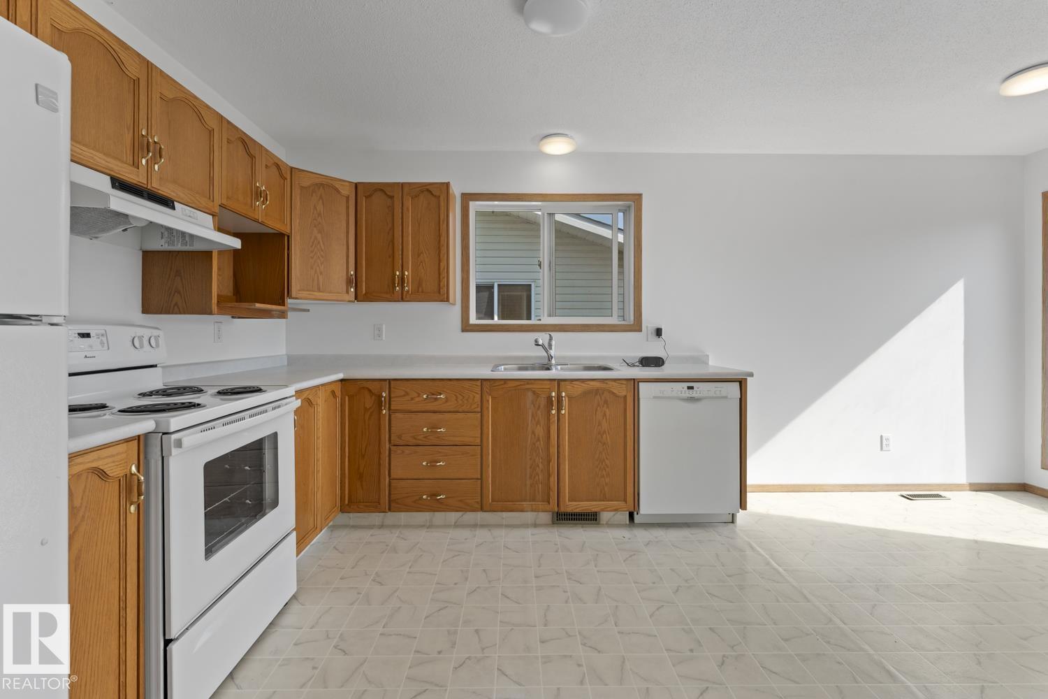 4813 45 ST - 3