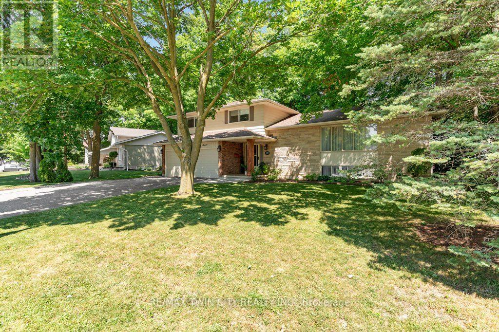 11 GREY OWL DRIVE — photo 2