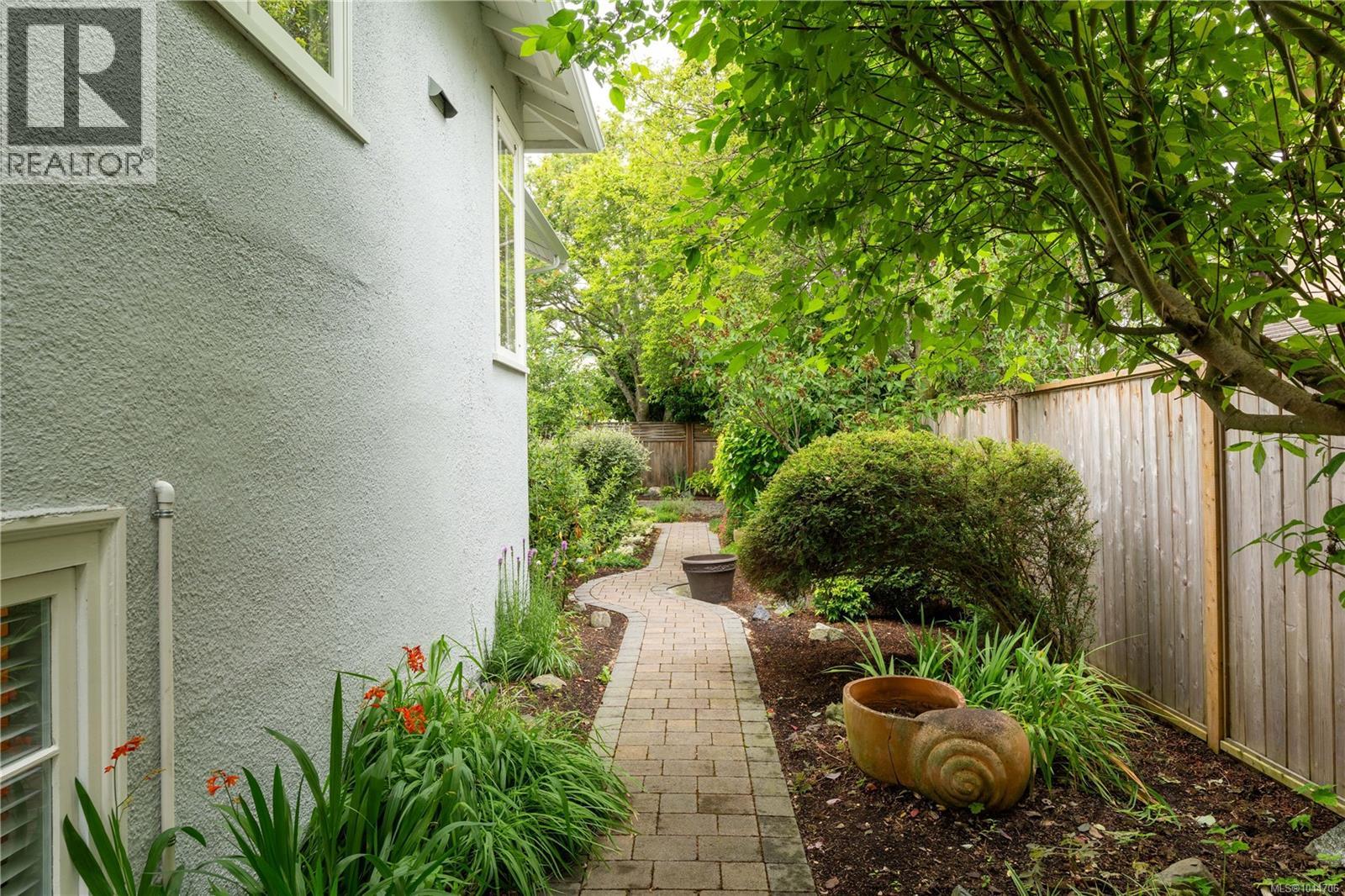 2168 Bartlett Ave - 38
