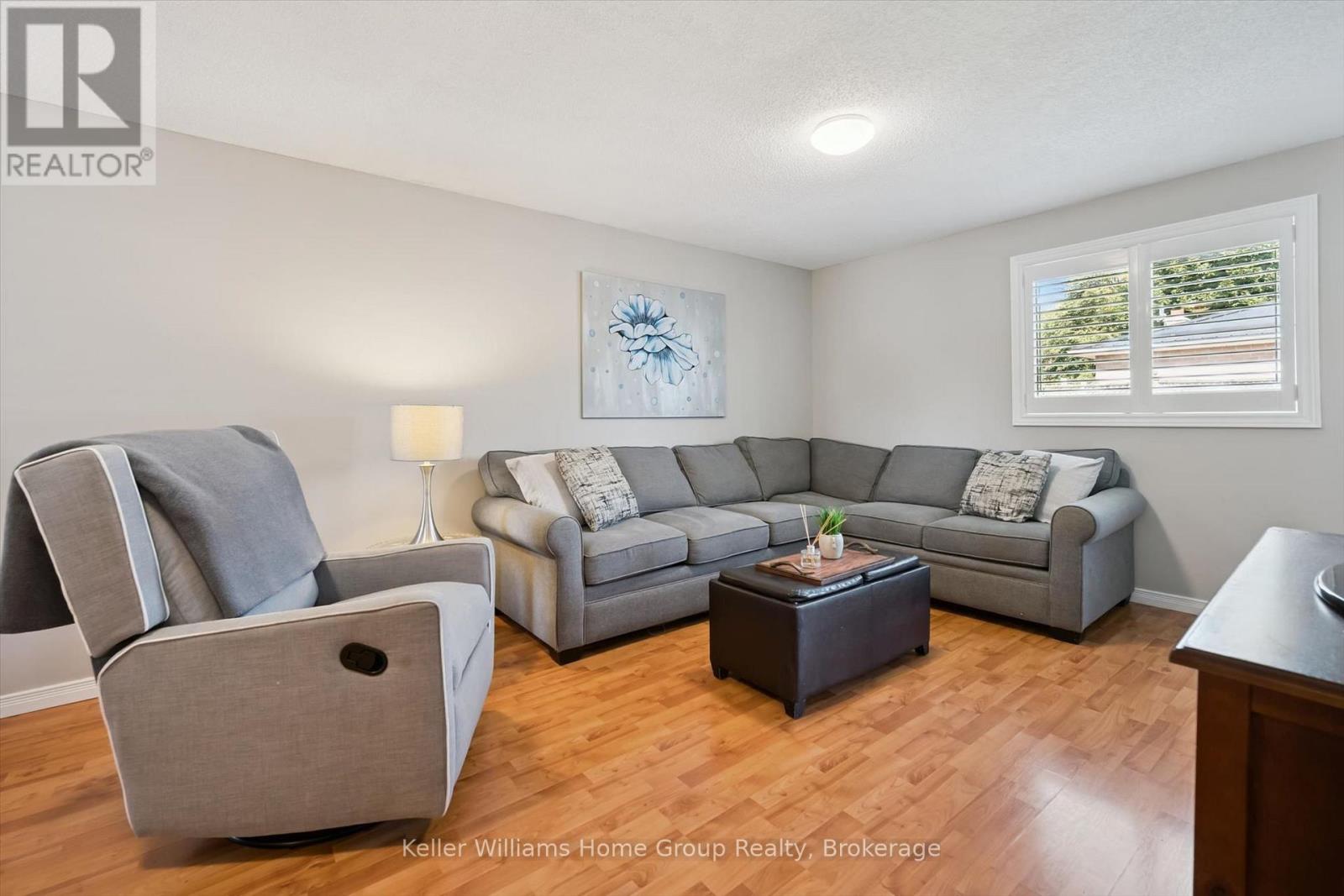 395 STRATHALLAN STREET - 11