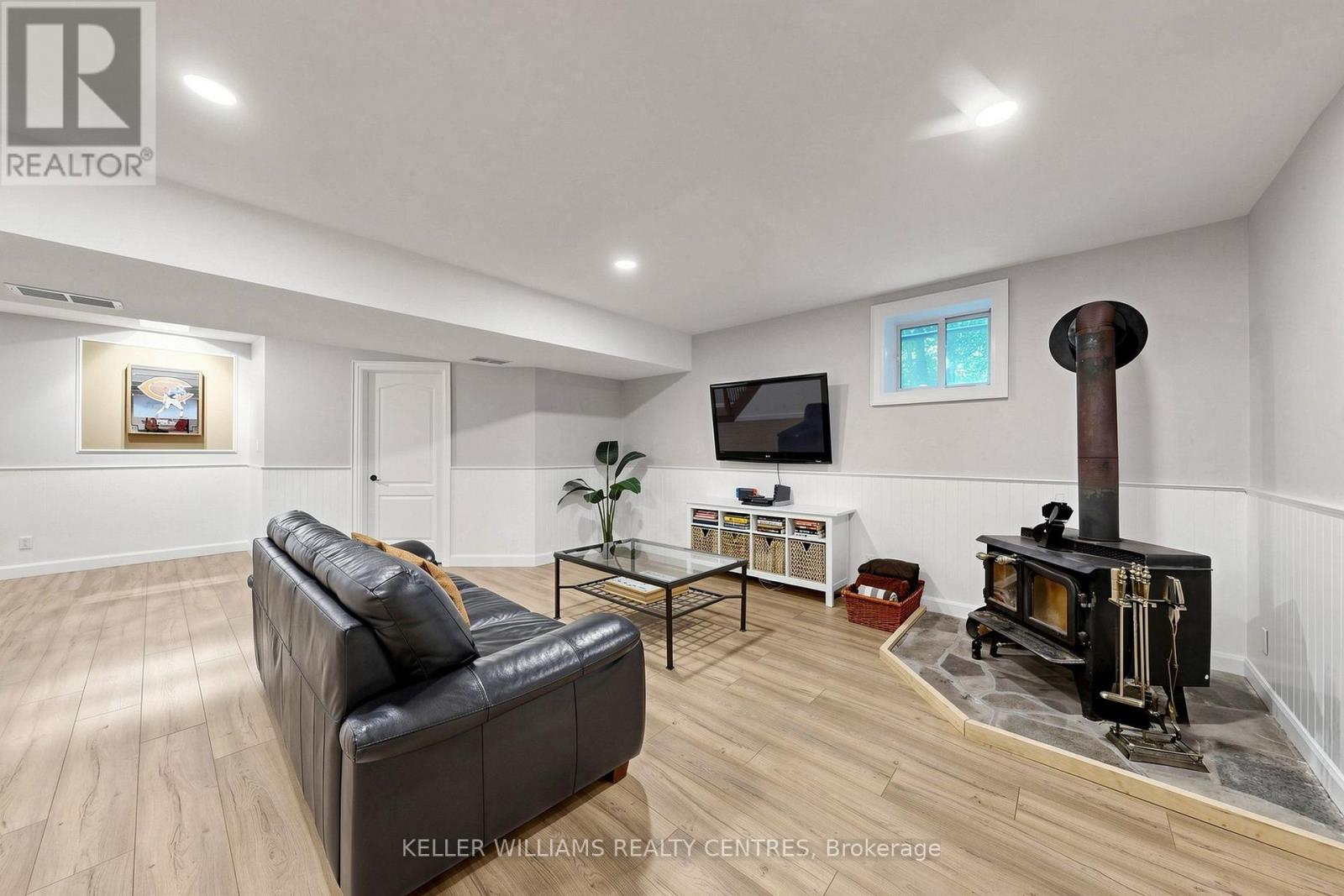 54 DOROTHY AVENUE - 25