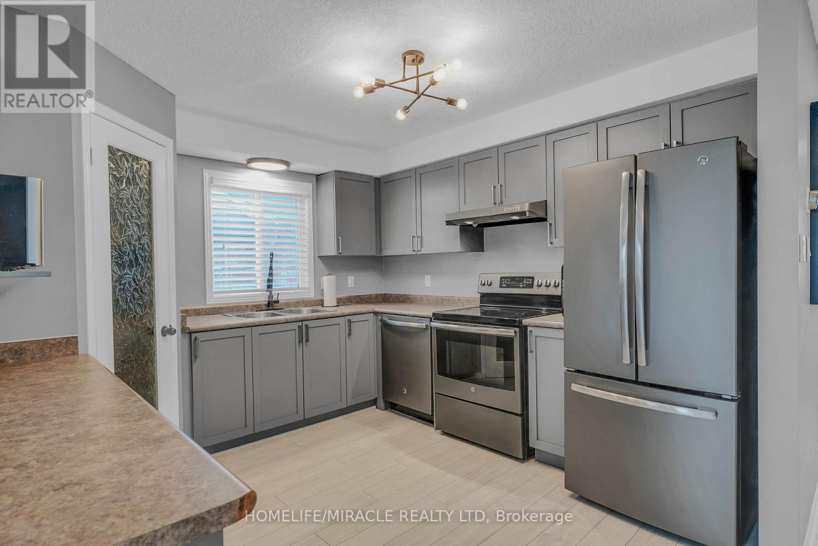 572 SIMON STREET - 10