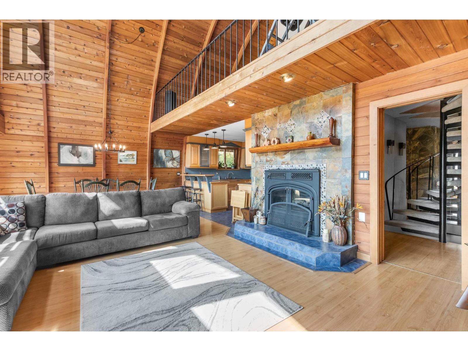 5261 Lakeshore Road NE - 6
