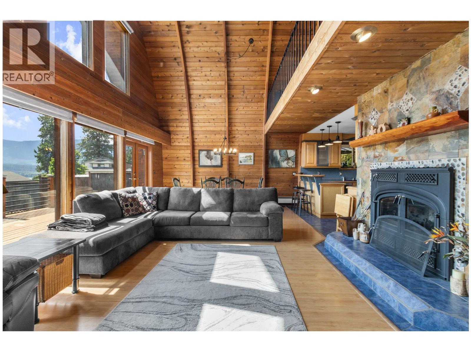 5261 Lakeshore Road NE - 5